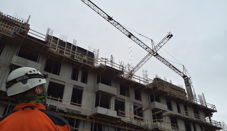 Dělníka museli hasiči ze střechy sundat dolů jeřábem