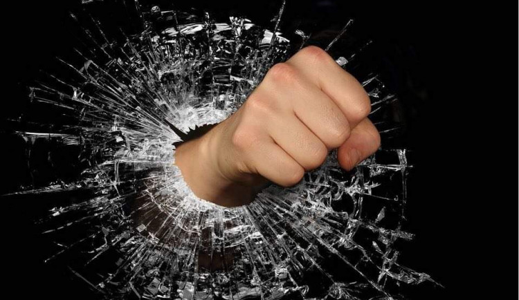 Mladík neudržel emoce na uzdě a pěstí rozbil výlohu v Králově Poli. Pořezaný se ukryl v parku