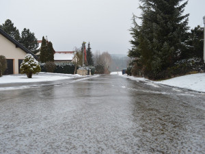 Teploty klesají pod nulu a venku hrozí ledovka. Meteorologové varují před nehodami a úrazy