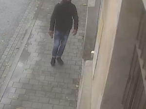 Drzý zloděj okradl lékaře v brněnské nemocnici o všechny věci, další notebook sebral v obchodě