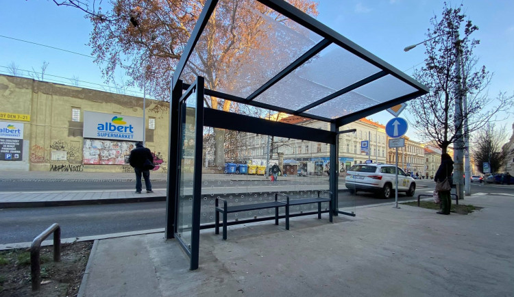 Výhled do zdi a šalina za zády. Na Grohově stojí obrácené zastávky, prý tak chrání chodce