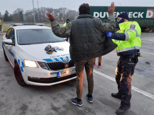 VIDEO: Celníci zadrželi u Lanžhota další nelegální migranty