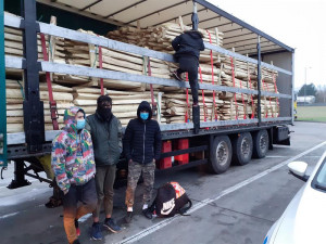 VIDEO: Celníci zadrželi u Lanžhota další nelegální migranty