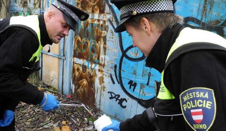 Brněnští strážníci sbírali jehly