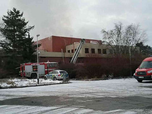 Při požáru budovy ve Vyškově se tři lidé nadýchali kouře