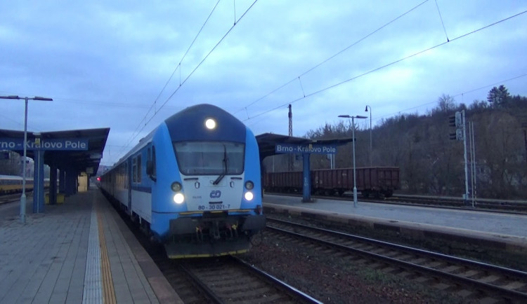 Vlak na nádraží v Brně srazil a zabil muže