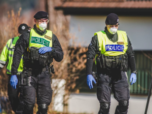 Útočníci s revolverem se vloupali do domu seniorky v Brně, i přes fyzické napadání nic jim nevydala
