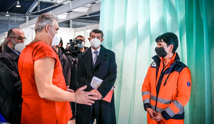 Premiér Babiš přijel dnes ráno do Brna. Vyfotil se v očkovacím centru a zas odjel, primátorce nebo hejtmanovi neřekl ani slovo