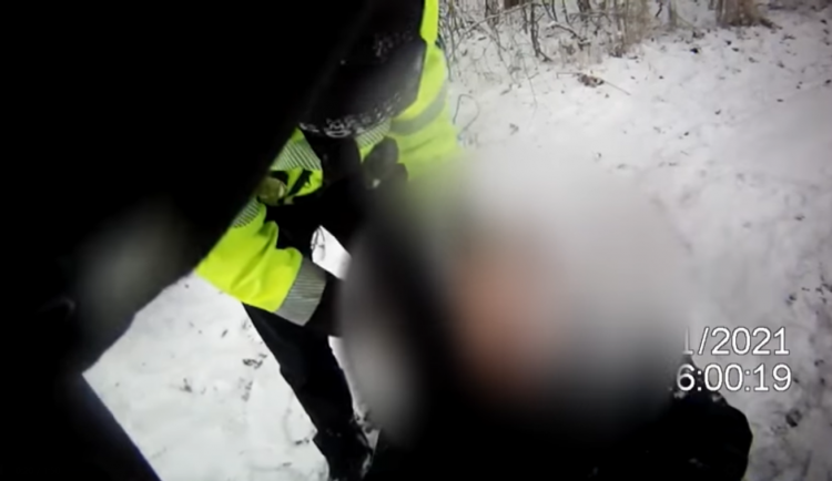 VIDEO: Rodina na procházce našla na okraji Brna téměř umrzlého opilého muže