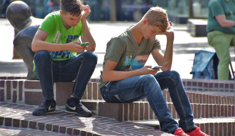 Základní škola v Boskovicích opět zakázala používání mobilů v hodině i o přestávkách, umožnila to novela zákona