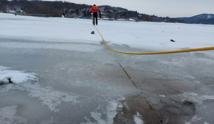 Tloušťka ledu na Prýglu nepřesahuje pět centimetrů. Vstup na zamrzlou plochu je extrémně nebezpečný