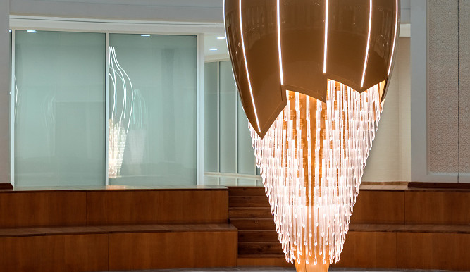 Dotek písku i umění. Lasvit vytvořil v nemocnici v Abú Dhabí obří pohybující se kyvadlo