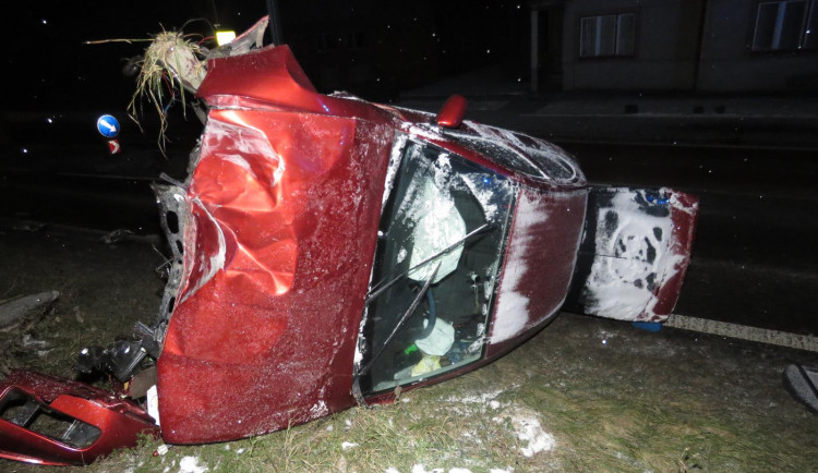 Auto převrátil na střechu