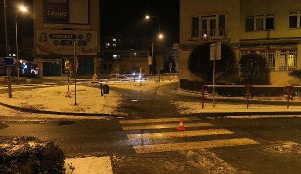 Na přechodu srazil chodkyni