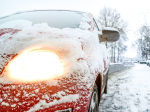 V zimě na silnicích. Auto neočistěné od sněhu si říká o pokutu, pro dopravu je navíc nebezpečné