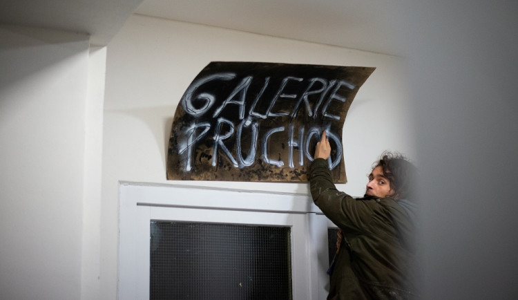 Na rohu Údolní a Úvozu vznikla Galerie průchod. Neexistující výstavní prostor pro nikoho i pro všechny