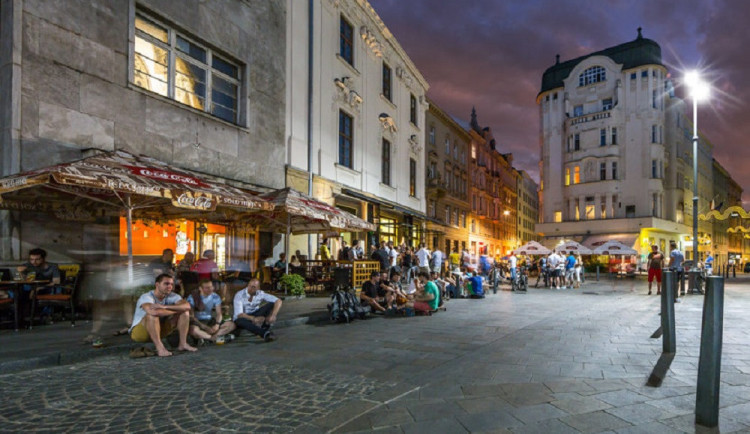 Město promine restauracím poplatky za zahrádky, o povolení už požádalo 30 provozovatelů