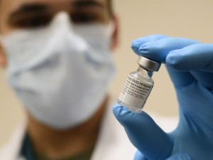 Fakultní nemocnice Brno dostala další várku vakcín, je jich o polovinu méně. Očkování na výstavišti se možná odloží