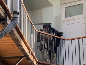 VIDEO: Muž v Brně držel rodinu s dětmi jako rukojmí. Vyžadoval rozhovor v televizi a hrozil, že je zabije