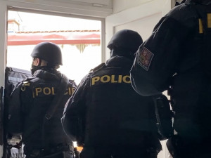 VIDEO: Muž v Brně držel rodinu s dětmi jako rukojmí. Vyžadoval rozhovor v televizi a hrozil, že je zabije