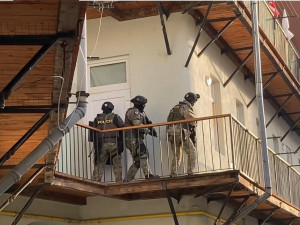 VIDEO: Muž v Brně držel rodinu s dětmi jako rukojmí. Vyžadoval rozhovor v televizi a hrozil, že je zabije