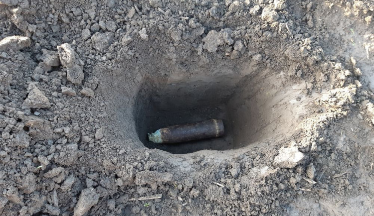 Hrobník vykopal v Brně čtyři granáty a kus tanku