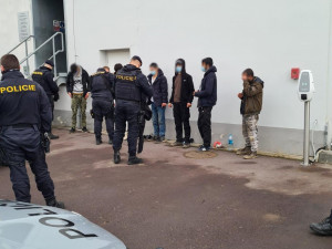 Policisté objevili v kamionu migranty