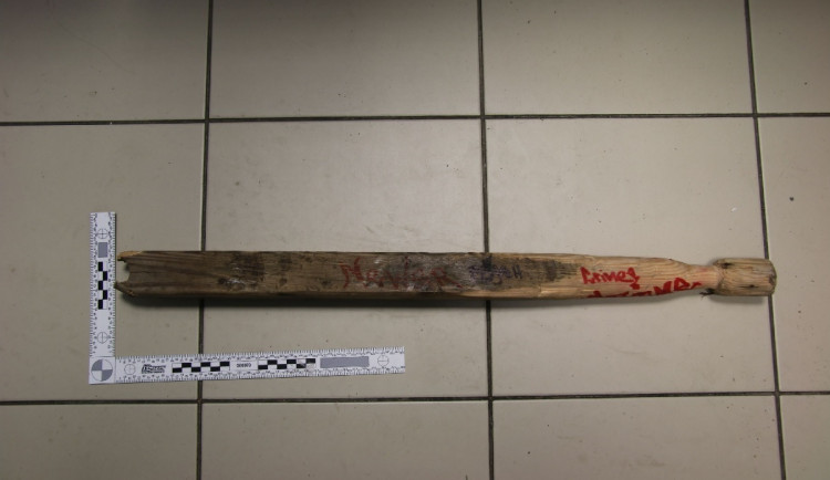 Surovec k útoku použil nohu od stolu