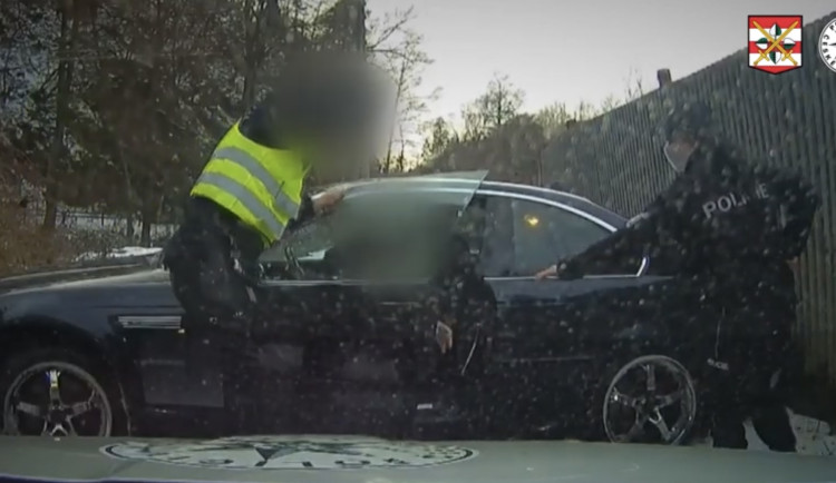 Ujížděl před policisty