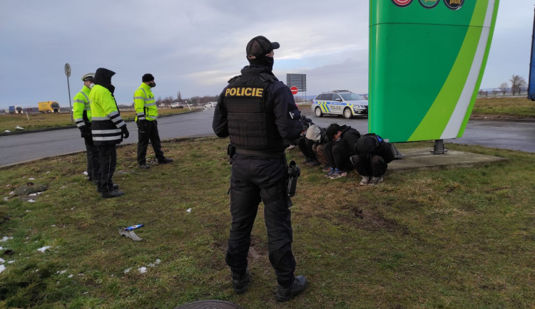 Jihomoravská policie objevila v rumunském kamionu šest migrantů