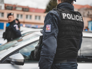Zoufalý muž si na Brněnsku držel nůž u krku a chtěl se zabít, pak se popral s policisty