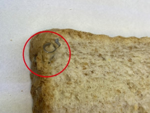 FOTO: Inspektoři našli v toustovém chlebu z Polska kovové střepiny