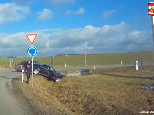 VIDEO: Šofér bez řidičáku, zato nejspíš posilněný drogami, uháněl před policisty. Zastavil ho až kruhový objezd