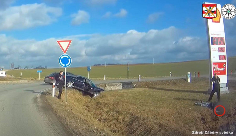 VIDEO: Šofér bez řidičáku, zato nejspíš posilněný drogami, uháněl před policisty. Zastavil ho až kruhový objezd