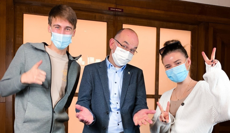 Vláda si objednala kampaň TikToku a dalších sociálních sítích za půl milionu, nyní čelí kritice