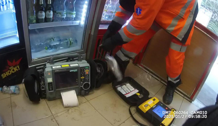 Policisté zachránili cizinci život