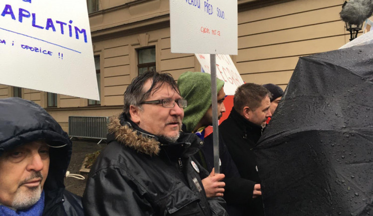 size4-16119302922841-241-foto-video-demonstranti-jsou-u-uradu-vlady-na-protest-dohlizi-policie