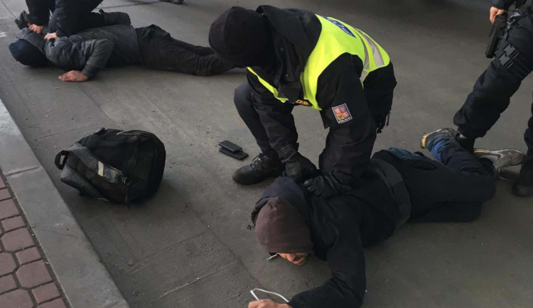 Migranti z Libye se vezli v podvozku kamionu bulharského řidiče