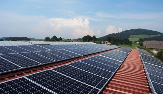 Jihomoravský kraj i Brno chce instalovat na budovy solární panely, ušetří tím za elektřinu