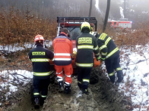 Záchranáři odvezli zraněného muže na traktoru