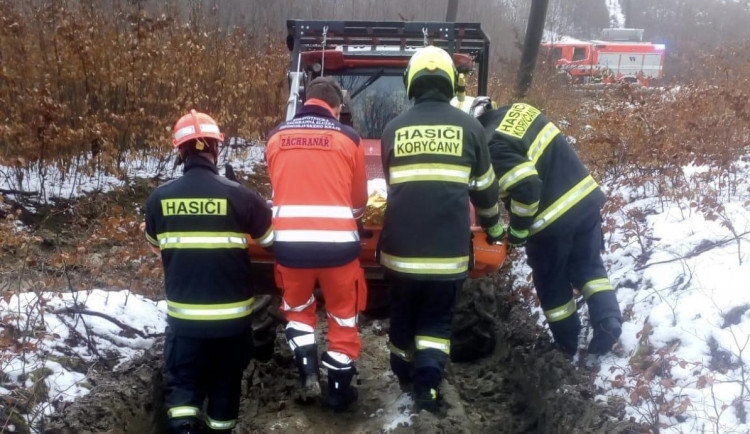 Záchranáři odvezli zraněného muže na traktoru