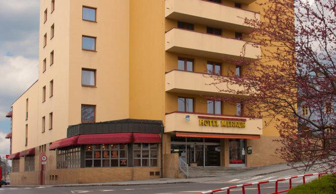 Anonym zavolal strážníky do hotelu Merkur. Měla se tam konat oslava