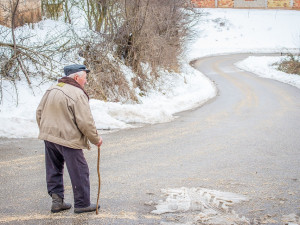 Senior upadl při procházce u řeky, operátor měl na jeho záchranu jen 30 vteřin