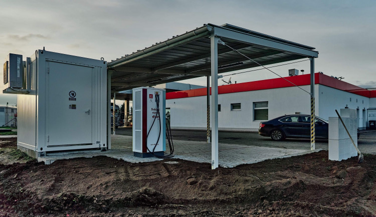 E.ON postavil svou první veřejnou dobíječku, která čerpá energii ze slunce