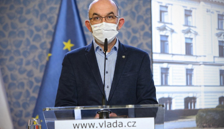 size3-16125423471175-231-jde-to-tuheho-ministr-blatny-nevyloucil-jednani-o-omezeni-pohybu-mezi-kraji