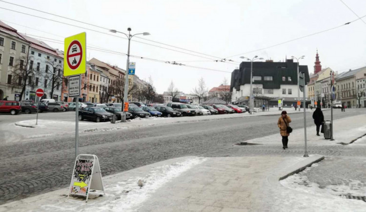 Aut v Jihlavě je o tři tisíce víc než parkovacích míst. Pomoci má nová parkovací strategie