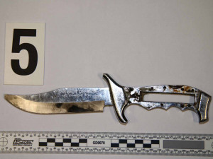 Policisté chytili muže, který na prodavačku z drogerie vytáhl nůž