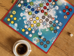 Covide, nezlob mě – mladý biatlonista trefil do černého novou deskovou hrou