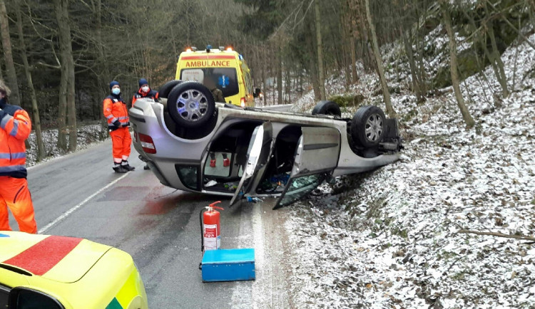 Dopravu v Brně a jižní Moravě ochromila ledovka a sníh
