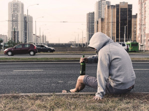 Zvracel a třásl se zimou. Opilý třináctiletý chlapec skončil v nemocnici